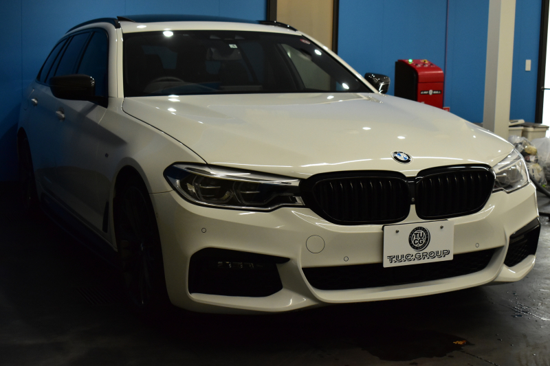 BMW 5シリーズ 523i ﾂｰﾘﾝｸﾞ Mｽﾎﾟｰﾂ 1ｵｰﾅｰ ｾﾚｸﾄ&ﾊｲﾗｲﾝP ﾊﾟﾉﾗﾏｻﾝR 4ｿﾞｰﾝAC 変更後全面液晶ﾒｰﾀｰ Mﾊﾟﾌｫｰﾏﾝｽ20AW 全席ﾋｰﾀｰ付黒革 HUD LEDﾍｯﾄﾞﾗｲﾄ 追従ACC 車線変更&逸脱警告 衝突軽減B ﾀｯﾁﾊﾟﾈﾙHDDﾅﾋﾞ 全周囲ｶﾒﾗ3Dﾋﾞｭｰ ﾊｰﾏﾝｶｰﾄﾞﾝ 電動Rｹﾞｰﾄ 2年保証