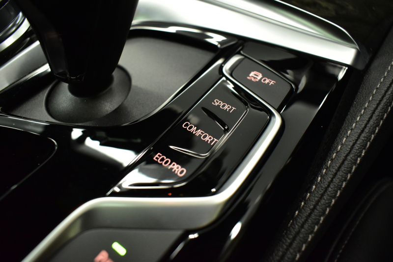 BMW 5シリーズ 523i ﾂｰﾘﾝｸﾞ Mｽﾎﾟｰﾂ 1ｵｰﾅｰ ｾﾚｸﾄ&ﾊｲﾗｲﾝP ﾊﾟﾉﾗﾏｻﾝR 4ｿﾞｰﾝAC 変更後全面液晶ﾒｰﾀｰ Mﾊﾟﾌｫｰﾏﾝｽ20AW 全席ﾋｰﾀｰ付黒革 HUD LEDﾍｯﾄﾞﾗｲﾄ 追従ACC 車線変更&逸脱警告 衝突軽減B ﾀｯﾁﾊﾟﾈﾙHDDﾅﾋﾞ 全周囲ｶﾒﾗ3Dﾋﾞｭｰ ﾊｰﾏﾝｶｰﾄﾞﾝ 電動Rｹﾞｰﾄ 2年保証