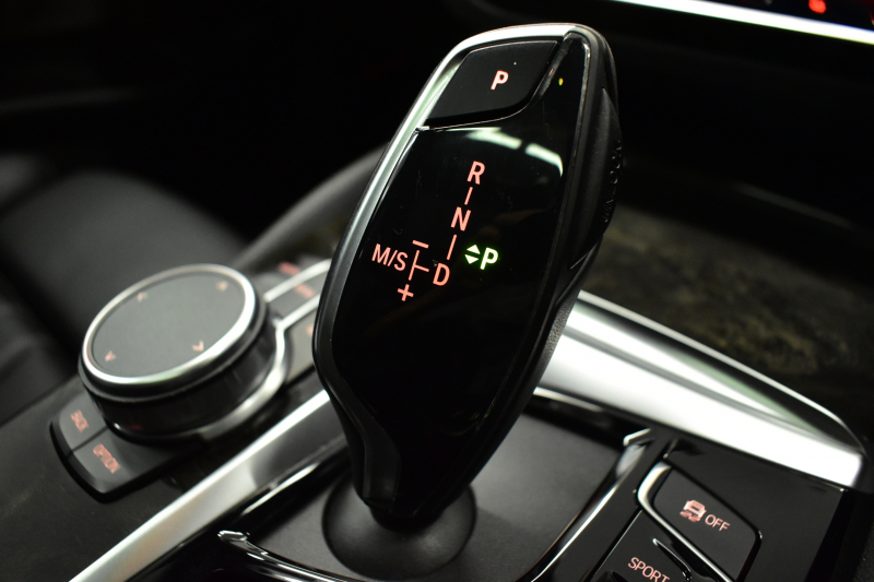 BMW 5シリーズ 523i ﾂｰﾘﾝｸﾞ Mｽﾎﾟｰﾂ 1ｵｰﾅｰ ｾﾚｸﾄ&ﾊｲﾗｲﾝP ﾊﾟﾉﾗﾏｻﾝR 4ｿﾞｰﾝAC 変更後全面液晶ﾒｰﾀｰ Mﾊﾟﾌｫｰﾏﾝｽ20AW 全席ﾋｰﾀｰ付黒革 HUD LEDﾍｯﾄﾞﾗｲﾄ 追従ACC 車線変更&逸脱警告 衝突軽減B ﾀｯﾁﾊﾟﾈﾙHDDﾅﾋﾞ 全周囲ｶﾒﾗ3Dﾋﾞｭｰ ﾊｰﾏﾝｶｰﾄﾞﾝ 電動Rｹﾞｰﾄ 2年保証