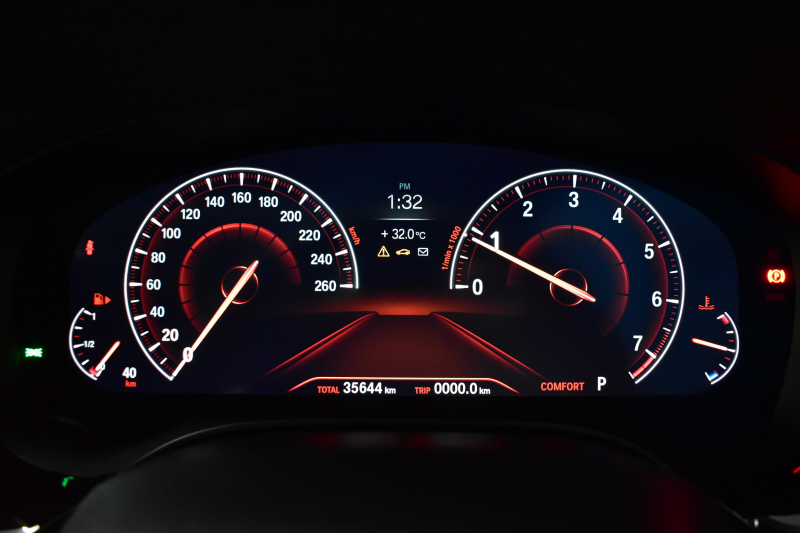 BMW 5シリーズ 523i ﾂｰﾘﾝｸﾞ Mｽﾎﾟｰﾂ 1ｵｰﾅｰ ｾﾚｸﾄ&ﾊｲﾗｲﾝP ﾊﾟﾉﾗﾏｻﾝR 4ｿﾞｰﾝAC 変更後全面液晶ﾒｰﾀｰ Mﾊﾟﾌｫｰﾏﾝｽ20AW 全席ﾋｰﾀｰ付黒革 HUD LEDﾍｯﾄﾞﾗｲﾄ 追従ACC 車線変更&逸脱警告 衝突軽減B ﾀｯﾁﾊﾟﾈﾙHDDﾅﾋﾞ 全周囲ｶﾒﾗ3Dﾋﾞｭｰ ﾊｰﾏﾝｶｰﾄﾞﾝ 電動Rｹﾞｰﾄ 2年保証