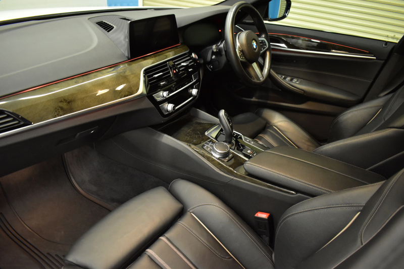 BMW 5シリーズ 523i ﾂｰﾘﾝｸﾞ Mｽﾎﾟｰﾂ 1ｵｰﾅｰ ｾﾚｸﾄ&ﾊｲﾗｲﾝP ﾊﾟﾉﾗﾏｻﾝR 4ｿﾞｰﾝAC 変更後全面液晶ﾒｰﾀｰ Mﾊﾟﾌｫｰﾏﾝｽ20AW 全席ﾋｰﾀｰ付黒革 HUD LEDﾍｯﾄﾞﾗｲﾄ 追従ACC 車線変更&逸脱警告 衝突軽減B ﾀｯﾁﾊﾟﾈﾙHDDﾅﾋﾞ 全周囲ｶﾒﾗ3Dﾋﾞｭｰ ﾊｰﾏﾝｶｰﾄﾞﾝ 電動Rｹﾞｰﾄ 2年保証