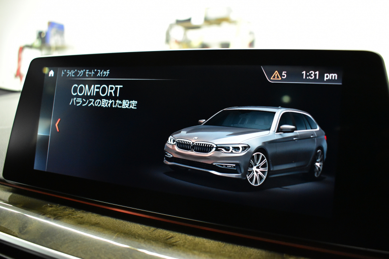BMW 5シリーズ 523i ﾂｰﾘﾝｸﾞ Mｽﾎﾟｰﾂ 1ｵｰﾅｰ ｾﾚｸﾄ&ﾊｲﾗｲﾝP ﾊﾟﾉﾗﾏｻﾝR 4ｿﾞｰﾝAC 変更後全面液晶ﾒｰﾀｰ Mﾊﾟﾌｫｰﾏﾝｽ20AW 全席ﾋｰﾀｰ付黒革 HUD LEDﾍｯﾄﾞﾗｲﾄ 追従ACC 車線変更&逸脱警告 衝突軽減B ﾀｯﾁﾊﾟﾈﾙHDDﾅﾋﾞ 全周囲ｶﾒﾗ3Dﾋﾞｭｰ ﾊｰﾏﾝｶｰﾄﾞﾝ 電動Rｹﾞｰﾄ 2年保証