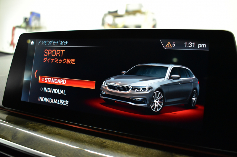 BMW 5シリーズ 523i ﾂｰﾘﾝｸﾞ Mｽﾎﾟｰﾂ 1ｵｰﾅｰ ｾﾚｸﾄ&ﾊｲﾗｲﾝP ﾊﾟﾉﾗﾏｻﾝR 4ｿﾞｰﾝAC 変更後全面液晶ﾒｰﾀｰ Mﾊﾟﾌｫｰﾏﾝｽ20AW 全席ﾋｰﾀｰ付黒革 HUD LEDﾍｯﾄﾞﾗｲﾄ 追従ACC 車線変更&逸脱警告 衝突軽減B ﾀｯﾁﾊﾟﾈﾙHDDﾅﾋﾞ 全周囲ｶﾒﾗ3Dﾋﾞｭｰ ﾊｰﾏﾝｶｰﾄﾞﾝ 電動Rｹﾞｰﾄ 2年保証