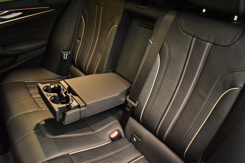 BMW 5シリーズ 523i ﾂｰﾘﾝｸﾞ Mｽﾎﾟｰﾂ 1ｵｰﾅｰ ｾﾚｸﾄ&ﾊｲﾗｲﾝP ﾊﾟﾉﾗﾏｻﾝR 4ｿﾞｰﾝAC 変更後全面液晶ﾒｰﾀｰ Mﾊﾟﾌｫｰﾏﾝｽ20AW 全席ﾋｰﾀｰ付黒革 HUD LEDﾍｯﾄﾞﾗｲﾄ 追従ACC 車線変更&逸脱警告 衝突軽減B ﾀｯﾁﾊﾟﾈﾙHDDﾅﾋﾞ 全周囲ｶﾒﾗ3Dﾋﾞｭｰ ﾊｰﾏﾝｶｰﾄﾞﾝ 電動Rｹﾞｰﾄ 2年保証