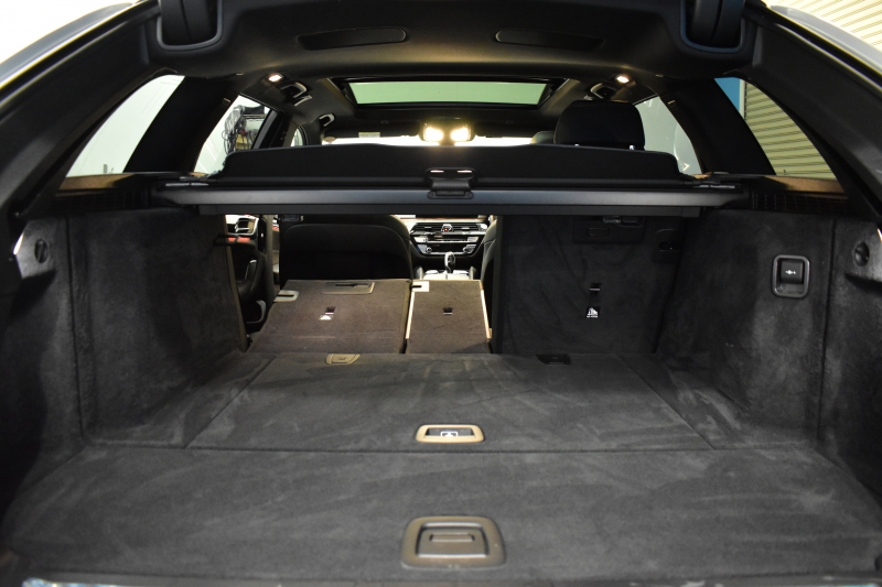 BMW 5シリーズ 523i ﾂｰﾘﾝｸﾞ Mｽﾎﾟｰﾂ 1ｵｰﾅｰ ｾﾚｸﾄ&ﾊｲﾗｲﾝP ﾊﾟﾉﾗﾏｻﾝR 4ｿﾞｰﾝAC 変更後全面液晶ﾒｰﾀｰ Mﾊﾟﾌｫｰﾏﾝｽ20AW 全席ﾋｰﾀｰ付黒革 HUD LEDﾍｯﾄﾞﾗｲﾄ 追従ACC 車線変更&逸脱警告 衝突軽減B ﾀｯﾁﾊﾟﾈﾙHDDﾅﾋﾞ 全周囲ｶﾒﾗ3Dﾋﾞｭｰ ﾊｰﾏﾝｶｰﾄﾞﾝ 電動Rｹﾞｰﾄ 2年保証