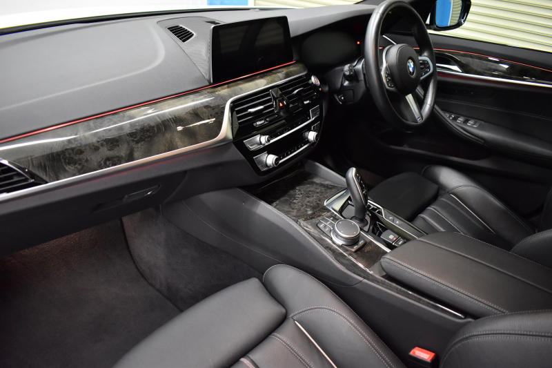 BMW 5シリーズ 523i Mｽﾎﾟｰﾂ 1ｵｰﾅｰ ﾊｲﾗｲﾝP 変更後全面液晶ﾒｰﾀｰﾊﾟﾈﾙ 全席ﾋｰﾀｰ付黒革 HUD LEDﾍｯﾄﾞﾗｲﾄ 追従ACC 車線変更&逸脱警告 衝突軽減B ﾀｯﾁﾊﾟﾈﾙ対応iﾄﾞﾗｲﾌﾞHDDﾅﾋﾞﾌﾙｾｸﾞ 全周囲ｶﾒﾗ3Dﾋﾞｭｰ 電動ﾄﾗﾝｸ 19AW 2年保証