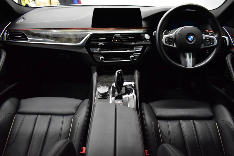 BMW 5シリーズ 523i Mｽﾎﾟｰﾂ 1ｵｰﾅｰ ﾊｲﾗｲﾝP 変更後全面液晶ﾒｰﾀｰﾊﾟﾈﾙ 全席ﾋｰﾀｰ付黒革 HUD LEDﾍｯﾄﾞﾗｲﾄ 追従ACC 車線変更&逸脱警告 衝突軽減B ﾀｯﾁﾊﾟﾈﾙ対応iﾄﾞﾗｲﾌﾞHDDﾅﾋﾞﾌﾙｾｸﾞ 全周囲ｶﾒﾗ3Dﾋﾞｭｰ 電動ﾄﾗﾝｸ 19AW 2年保証
