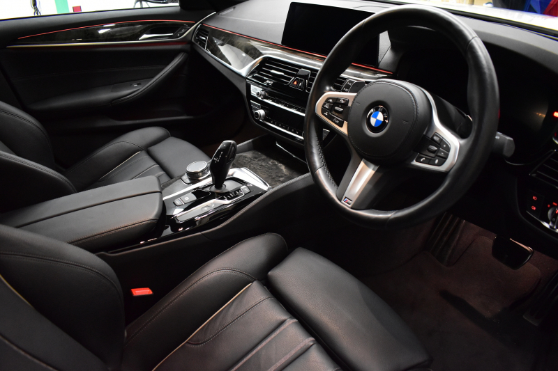 BMW 5シリーズ 523i Mｽﾎﾟｰﾂ 1ｵｰﾅｰ ﾊｲﾗｲﾝP 変更後全面液晶ﾒｰﾀｰﾊﾟﾈﾙ 全席ﾋｰﾀｰ付黒革 HUD LEDﾍｯﾄﾞﾗｲﾄ 追従ACC 車線変更&逸脱警告 衝突軽減B ﾀｯﾁﾊﾟﾈﾙ対応iﾄﾞﾗｲﾌﾞHDDﾅﾋﾞﾌﾙｾｸﾞ 全周囲ｶﾒﾗ3Dﾋﾞｭｰ 電動ﾄﾗﾝｸ 19AW 2年保証