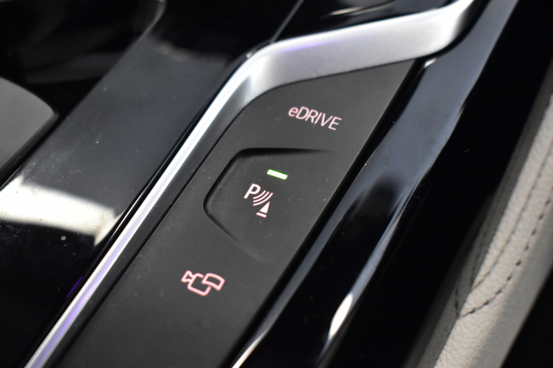 BMW 5シリーズ 530e Mｽﾎﾟｰﾂ PHEV 変更後全面液晶ﾒｰﾀｰ 全席ﾋｰﾀｰ付白革 LEDﾍｯﾄﾞﾗｲﾄ 追従ACC HUD 車線変更&逸脱警告 衝突軽減B ﾀｯﾁﾊﾟﾈﾙ対応iﾄﾞﾗｲﾌﾞHDDﾅﾋﾞﾌﾙｾｸﾞ 3Dﾋﾞｭｰ全周囲ｶﾒﾗ Pｱｼｽﾄ 電動ﾄﾗﾝｸ 2年保証