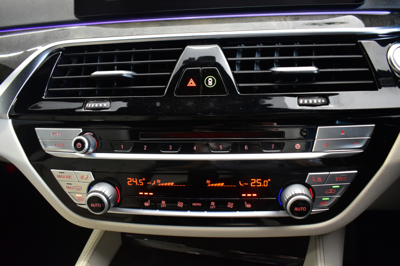 BMW 5シリーズ 530e Mｽﾎﾟｰﾂ PHEV 変更後全面液晶ﾒｰﾀｰ 全席ﾋｰﾀｰ付白革 LEDﾍｯﾄﾞﾗｲﾄ 追従ACC HUD 車線変更&逸脱警告 衝突軽減B ﾀｯﾁﾊﾟﾈﾙ対応iﾄﾞﾗｲﾌﾞHDDﾅﾋﾞﾌﾙｾｸﾞ 3Dﾋﾞｭｰ全周囲ｶﾒﾗ Pｱｼｽﾄ 電動ﾄﾗﾝｸ 2年保証