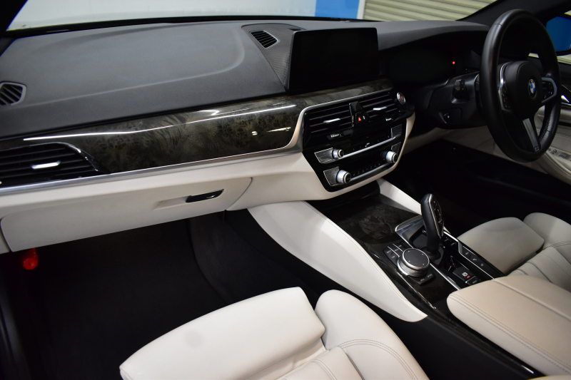 BMW 5シリーズ 530e Mｽﾎﾟｰﾂ PHEV 変更後全面液晶ﾒｰﾀｰ 全席ﾋｰﾀｰ付白革 LEDﾍｯﾄﾞﾗｲﾄ 追従ACC HUD 車線変更&逸脱警告 衝突軽減B ﾀｯﾁﾊﾟﾈﾙ対応iﾄﾞﾗｲﾌﾞHDDﾅﾋﾞﾌﾙｾｸﾞ 3Dﾋﾞｭｰ全周囲ｶﾒﾗ Pｱｼｽﾄ 電動ﾄﾗﾝｸ 2年保証