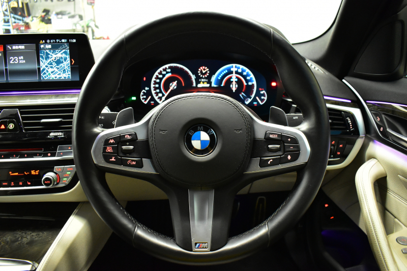 BMW 5シリーズ 530e Mｽﾎﾟｰﾂ PHEV 変更後全面液晶ﾒｰﾀｰ 全席ﾋｰﾀｰ付白革 LEDﾍｯﾄﾞﾗｲﾄ 追従ACC HUD 車線変更&逸脱警告 衝突軽減B ﾀｯﾁﾊﾟﾈﾙ対応iﾄﾞﾗｲﾌﾞHDDﾅﾋﾞﾌﾙｾｸﾞ 3Dﾋﾞｭｰ全周囲ｶﾒﾗ Pｱｼｽﾄ 電動ﾄﾗﾝｸ 2年保証
