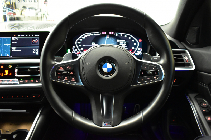 BMW 3シリーズ 330i Mｽﾎﾟｰﾂ 高出力 ｲﾉﾍﾞｰｼｮﾝ&ﾊｲﾗｲﾝ&ｺﾝﾌｫｰﾄP ﾚｰｻﾞｰLEDﾗｲﾄ ﾋｰﾀｰ付黒革 ACC HUD ﾚｲｽﾞ19AW ｱｲﾊﾞｯﾊﾀﾞｳﾝｻｽ Mｽﾎﾟｰﾂﾌﾞﾚｰｷ ﾊﾟｰｷﾝｸﾞｱｼｽﾄ+ 全周囲ｶﾒﾗ ｼﾞｪｽﾁｬｰC対応ﾀｯﾁﾊﾟﾈﾙﾅﾋﾞ ｱｯﾌﾟﾙｶｰﾌﾟﾚｲ  2年保証
