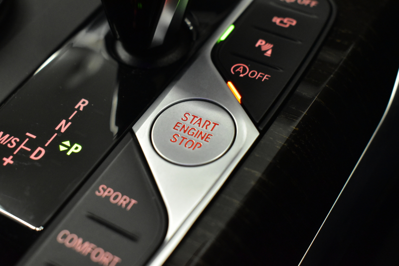 BMW 3シリーズ 330i Mｽﾎﾟｰﾂ 高出力 ｲﾉﾍﾞｰｼｮﾝ&ﾊｲﾗｲﾝ&ｺﾝﾌｫｰﾄP ﾚｰｻﾞｰLEDﾗｲﾄ ﾋｰﾀｰ付黒革 ACC HUD ﾚｲｽﾞ19AW ｱｲﾊﾞｯﾊﾀﾞｳﾝｻｽ Mｽﾎﾟｰﾂﾌﾞﾚｰｷ ﾊﾟｰｷﾝｸﾞｱｼｽﾄ+ 全周囲ｶﾒﾗ ｼﾞｪｽﾁｬｰC対応ﾀｯﾁﾊﾟﾈﾙﾅﾋﾞ ｱｯﾌﾟﾙｶｰﾌﾟﾚｲ  2年保証