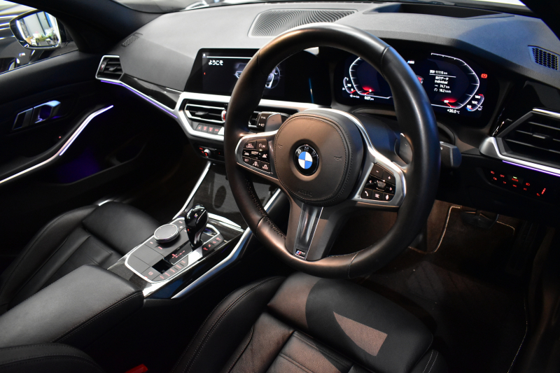 BMW 3シリーズ 330i Mｽﾎﾟｰﾂ 高出力 ｲﾉﾍﾞｰｼｮﾝ&ﾊｲﾗｲﾝ&ｺﾝﾌｫｰﾄP ﾚｰｻﾞｰLEDﾗｲﾄ ﾋｰﾀｰ付黒革 ACC HUD ﾚｲｽﾞ19AW ｱｲﾊﾞｯﾊﾀﾞｳﾝｻｽ Mｽﾎﾟｰﾂﾌﾞﾚｰｷ ﾊﾟｰｷﾝｸﾞｱｼｽﾄ+ 全周囲ｶﾒﾗ ｼﾞｪｽﾁｬｰC対応ﾀｯﾁﾊﾟﾈﾙﾅﾋﾞ ｱｯﾌﾟﾙｶｰﾌﾟﾚｲ  2年保証