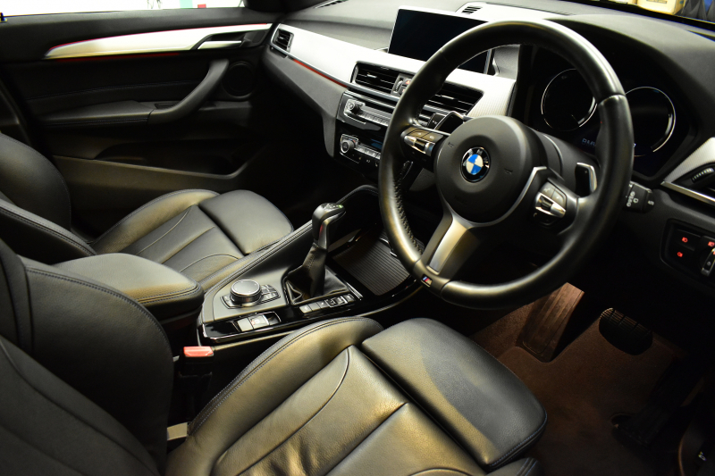 BMW X1 Xﾄﾞﾗｲﾌﾞ18d Mｽﾎﾟｰﾂ 中期ﾓﾃﾞﾙ 4WD ﾋｰﾀｰ付黒革 ｱﾄﾞﾊﾞﾝｽﾄﾞｱｸﾃｨﾌﾞｾｰﾌﾃｨ&ｺﾝﾌｫｰﾄP 追従ACC HUD 18AW NEWﾃﾞｻﾞｲﾝﾒｰﾀｰ LEDﾍｯﾄﾞﾗｲﾄ ﾀｯﾁﾊﾟﾈﾙHDDﾅﾋﾞBｶﾒﾗ 前後PDC  衝突軽減B 車線逸脱&歩行者警告 電動Rｹﾞｰﾄ ｽﾏｰﾄｷｰ 2年保証