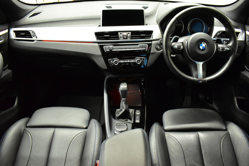 BMW X1 Xﾄﾞﾗｲﾌﾞ18d Mｽﾎﾟｰﾂ 中期ﾓﾃﾞﾙ 4WD ﾋｰﾀｰ付黒革 ｱﾄﾞﾊﾞﾝｽﾄﾞｱｸﾃｨﾌﾞｾｰﾌﾃｨ&ｺﾝﾌｫｰﾄP 追従ACC HUD 18AW NEWﾃﾞｻﾞｲﾝﾒｰﾀｰ LEDﾍｯﾄﾞﾗｲﾄ ﾀｯﾁﾊﾟﾈﾙHDDﾅﾋﾞBｶﾒﾗ 前後PDC  衝突軽減B 車線逸脱&歩行者警告 電動Rｹﾞｰﾄ ｽﾏｰﾄｷｰ 2年保証