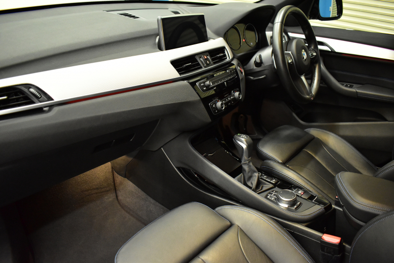 BMW X1 Xﾄﾞﾗｲﾌﾞ18d Mｽﾎﾟｰﾂ 中期ﾓﾃﾞﾙ 4WD ﾋｰﾀｰ付黒革 ｱﾄﾞﾊﾞﾝｽﾄﾞｱｸﾃｨﾌﾞｾｰﾌﾃｨ&ｺﾝﾌｫｰﾄP 追従ACC HUD 18AW NEWﾃﾞｻﾞｲﾝﾒｰﾀｰ LEDﾍｯﾄﾞﾗｲﾄ ﾀｯﾁﾊﾟﾈﾙHDDﾅﾋﾞBｶﾒﾗ 前後PDC  衝突軽減B 車線逸脱&歩行者警告 電動Rｹﾞｰﾄ ｽﾏｰﾄｷｰ 2年保証