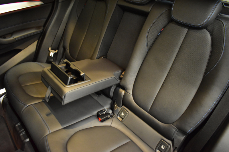 BMW X1 Xﾄﾞﾗｲﾌﾞ18d Mｽﾎﾟｰﾂ 中期ﾓﾃﾞﾙ 4WD ﾋｰﾀｰ付黒革 ｱﾄﾞﾊﾞﾝｽﾄﾞｱｸﾃｨﾌﾞｾｰﾌﾃｨ&ｺﾝﾌｫｰﾄP 追従ACC HUD 18AW NEWﾃﾞｻﾞｲﾝﾒｰﾀｰ LEDﾍｯﾄﾞﾗｲﾄ ﾀｯﾁﾊﾟﾈﾙHDDﾅﾋﾞBｶﾒﾗ 前後PDC  衝突軽減B 車線逸脱&歩行者警告 電動Rｹﾞｰﾄ ｽﾏｰﾄｷｰ 2年保証