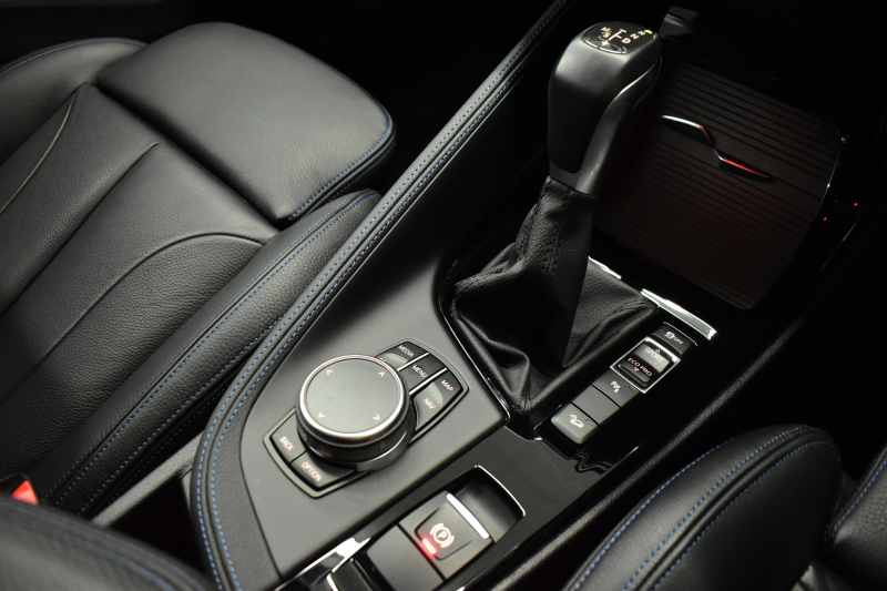 BMW X1 Xﾄﾞﾗｲﾌﾞ18d Mｽﾎﾟｰﾂ 中期ﾓﾃﾞﾙ 4WD ﾋｰﾀｰ付黒革 ｱﾄﾞﾊﾞﾝｽﾄﾞｱｸﾃｨﾌﾞｾｰﾌﾃｨ&ｺﾝﾌｫｰﾄP 追従ACC HUD 18AW NEWﾃﾞｻﾞｲﾝﾒｰﾀｰ LEDﾍｯﾄﾞﾗｲﾄ ﾀｯﾁﾊﾟﾈﾙHDDﾅﾋﾞBｶﾒﾗ 前後PDC  衝突軽減B 車線逸脱&歩行者警告 電動Rｹﾞｰﾄ ｽﾏｰﾄｷｰ 2年保証