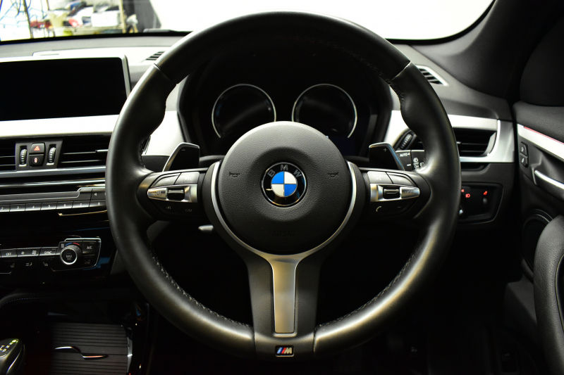 BMW X1 Xﾄﾞﾗｲﾌﾞ18d Mｽﾎﾟｰﾂ 中期ﾓﾃﾞﾙ 4WD ﾋｰﾀｰ付黒革 ｱﾄﾞﾊﾞﾝｽﾄﾞｱｸﾃｨﾌﾞｾｰﾌﾃｨ&ｺﾝﾌｫｰﾄP 追従ACC HUD 18AW NEWﾃﾞｻﾞｲﾝﾒｰﾀｰ LEDﾍｯﾄﾞﾗｲﾄ ﾀｯﾁﾊﾟﾈﾙHDDﾅﾋﾞBｶﾒﾗ 前後PDC  衝突軽減B 車線逸脱&歩行者警告 電動Rｹﾞｰﾄ ｽﾏｰﾄｷｰ 2年保証