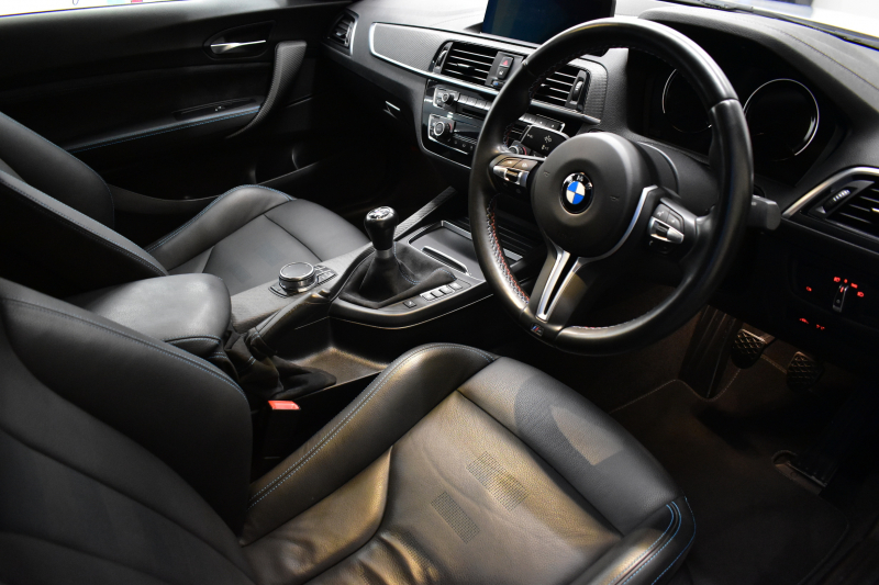 BMW Mシリーズ M2 ｺﾝﾍﾟﾃｨｼｮﾝ 6速MT LCI後期 ｺﾝﾍﾟﾃｨｼｮﾝ専用410馬力ｴﾝｼﾞﾝ LEDﾍｯﾄﾞﾗｲﾄ&ﾃｰﾙ OHLINS車高調 ﾋｰﾀｰ付黒革 ﾀｯﾁﾊﾟﾈﾙHDDﾅﾋﾞBｶﾒﾗ 専用19AW 車線逸脱&歩行者警告 衝突軽減B ｶｰﾎﾞﾝｲﾝﾃﾘｱ Mｼｰﾄﾍﾞﾙﾄ  2年保証