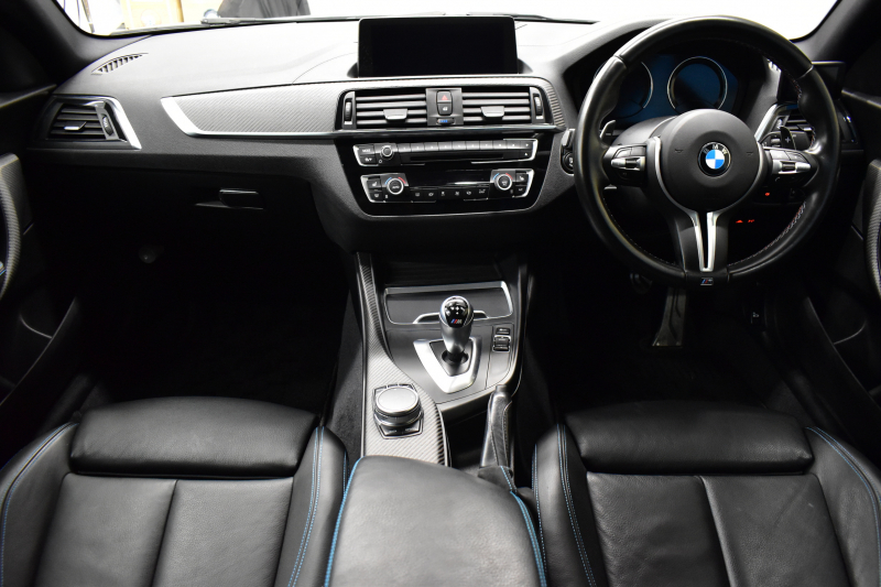 BMW Mシリーズ M2 MDCT 7速DCT LCI後期 ﾋｰﾀｰ付黒革 LEDﾍｯﾄﾞﾗｲﾄ&ﾃｰﾙ Mperformanceｶｽﾀﾑ ﾀｯﾁﾊﾟﾈﾙHDDﾅﾋﾞ Bｶﾒﾗ ﾘｱPDC 19AW 車線逸脱&歩行者警告 衝突軽減ﾌﾞﾚｰｷ ｶｰﾎﾞﾝｲﾝﾃﾘｱ 2年保証