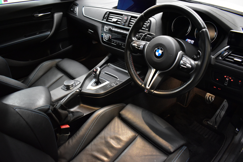 BMW Mシリーズ M2 MDCT 7速DCT LCI後期 ﾋｰﾀｰ付黒革 LEDﾍｯﾄﾞﾗｲﾄ&ﾃｰﾙ Mperformanceｶｽﾀﾑ ﾀｯﾁﾊﾟﾈﾙHDDﾅﾋﾞ Bｶﾒﾗ ﾘｱPDC 19AW 車線逸脱&歩行者警告 衝突軽減ﾌﾞﾚｰｷ ｶｰﾎﾞﾝｲﾝﾃﾘｱ 2年保証