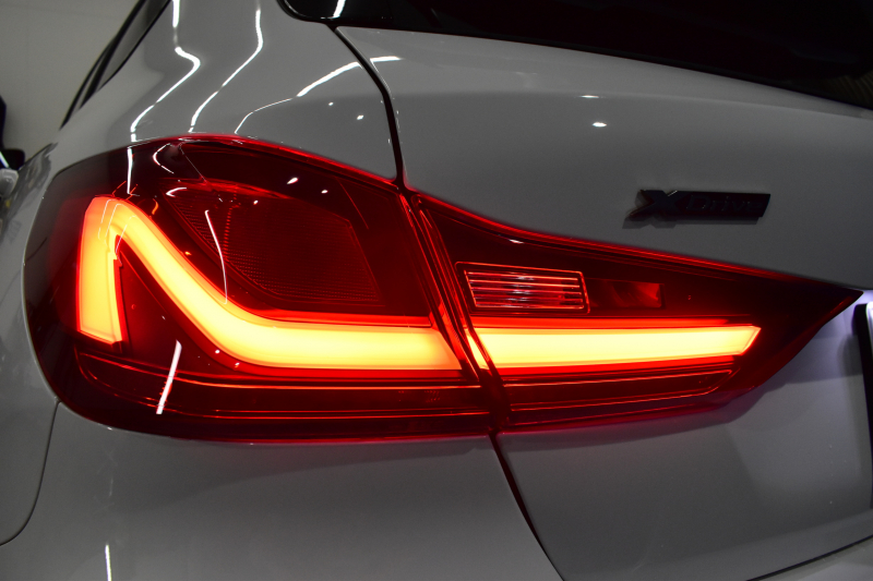 BMW 1シリーズ M135i xDrive ｽﾄﾘｰﾄﾚｰｻｰ 40台限定車 新車保証R7年8月迄 Mperformanceﾊﾟｰﾂ 4WD 可変ｻｽﾍﾟﾝｼｮﾝ Mｽﾎﾟｰﾂﾌﾞﾚｰｷ ACC BMWﾗｲﾌﾞｺｯｸﾋﾟｯﾄ ﾋｰﾀｰ付ｱﾙｶﾝﾀｰﾗｺﾝﾋﾞｽﾎﾟｰﾂｼｰﾄ ﾀｯﾁﾊﾟﾈﾙﾅﾋﾞ ｱｯﾌﾟﾙｶｰﾌﾟﾚｲ LEDﾍｯﾄﾞﾗｲﾄ 2年保証