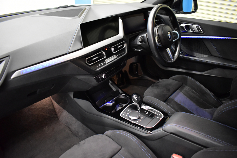 BMW 1シリーズ M135i xDrive ｽﾄﾘｰﾄﾚｰｻｰ 40台限定車 新車保証R7年8月迄 Mperformanceﾊﾟｰﾂ 4WD 可変ｻｽﾍﾟﾝｼｮﾝ Mｽﾎﾟｰﾂﾌﾞﾚｰｷ ACC BMWﾗｲﾌﾞｺｯｸﾋﾟｯﾄ ﾋｰﾀｰ付ｱﾙｶﾝﾀｰﾗｺﾝﾋﾞｽﾎﾟｰﾂｼｰﾄ ﾀｯﾁﾊﾟﾈﾙﾅﾋﾞ ｱｯﾌﾟﾙｶｰﾌﾟﾚｲ LEDﾍｯﾄﾞﾗｲﾄ 2年保証