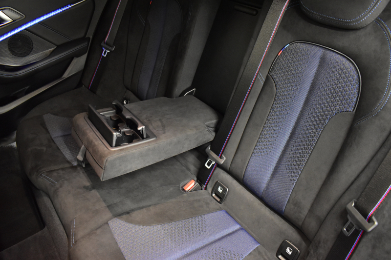 BMW 1シリーズ M135i xDrive ｽﾄﾘｰﾄﾚｰｻｰ 40台限定車 新車保証R7年8月迄 Mperformanceﾊﾟｰﾂ 4WD 可変ｻｽﾍﾟﾝｼｮﾝ Mｽﾎﾟｰﾂﾌﾞﾚｰｷ ACC BMWﾗｲﾌﾞｺｯｸﾋﾟｯﾄ ﾋｰﾀｰ付ｱﾙｶﾝﾀｰﾗｺﾝﾋﾞｽﾎﾟｰﾂｼｰﾄ ﾀｯﾁﾊﾟﾈﾙﾅﾋﾞ ｱｯﾌﾟﾙｶｰﾌﾟﾚｲ LEDﾍｯﾄﾞﾗｲﾄ 2年保証