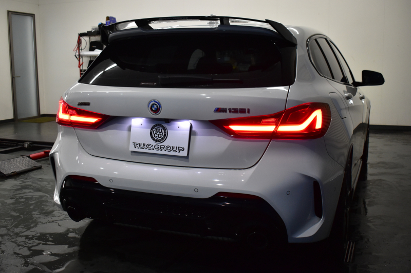 BMW 1シリーズ M135i xDrive ｽﾄﾘｰﾄﾚｰｻｰ 40台限定車 新車保証R7年8月迄 Mperformanceﾊﾟｰﾂ 4WD 可変ｻｽﾍﾟﾝｼｮﾝ Mｽﾎﾟｰﾂﾌﾞﾚｰｷ ACC BMWﾗｲﾌﾞｺｯｸﾋﾟｯﾄ ﾋｰﾀｰ付ｱﾙｶﾝﾀｰﾗｺﾝﾋﾞｽﾎﾟｰﾂｼｰﾄ ﾀｯﾁﾊﾟﾈﾙﾅﾋﾞ ｱｯﾌﾟﾙｶｰﾌﾟﾚｲ LEDﾍｯﾄﾞﾗｲﾄ 2年保証