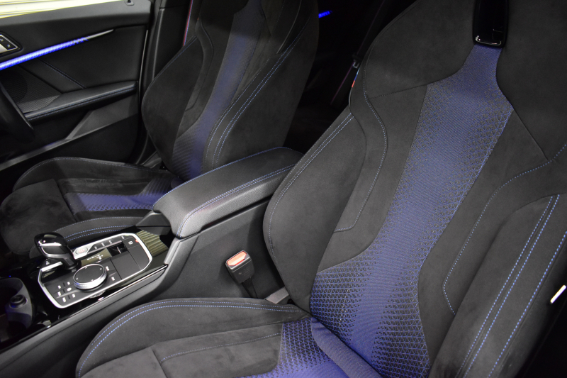 BMW 1シリーズ M135i xDrive ｽﾄﾘｰﾄﾚｰｻｰ 40台限定車 新車保証R7年8月迄 Mperformanceﾊﾟｰﾂ 4WD 可変ｻｽﾍﾟﾝｼｮﾝ Mｽﾎﾟｰﾂﾌﾞﾚｰｷ ACC BMWﾗｲﾌﾞｺｯｸﾋﾟｯﾄ ﾋｰﾀｰ付ｱﾙｶﾝﾀｰﾗｺﾝﾋﾞｽﾎﾟｰﾂｼｰﾄ ﾀｯﾁﾊﾟﾈﾙﾅﾋﾞ ｱｯﾌﾟﾙｶｰﾌﾟﾚｲ LEDﾍｯﾄﾞﾗｲﾄ 2年保証