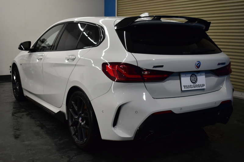 BMW 1シリーズ M135i xDrive ｽﾄﾘｰﾄﾚｰｻｰ 40台限定車 新車保証R7年8月迄 Mperformanceﾊﾟｰﾂ 4WD 可変ｻｽﾍﾟﾝｼｮﾝ Mｽﾎﾟｰﾂﾌﾞﾚｰｷ ACC BMWﾗｲﾌﾞｺｯｸﾋﾟｯﾄ ﾋｰﾀｰ付ｱﾙｶﾝﾀｰﾗｺﾝﾋﾞｽﾎﾟｰﾂｼｰﾄ ﾀｯﾁﾊﾟﾈﾙﾅﾋﾞ ｱｯﾌﾟﾙｶｰﾌﾟﾚｲ LEDﾍｯﾄﾞﾗｲﾄ 2年保証