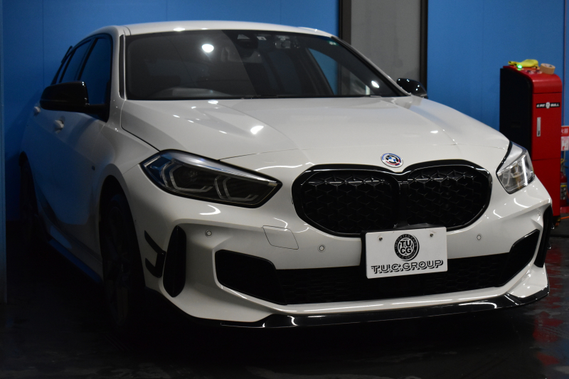 BMW 1シリーズ M135i xDrive ｽﾄﾘｰﾄﾚｰｻｰ 40台限定車 新車保証R7年8月迄 Mperformanceﾊﾟｰﾂ 4WD 可変ｻｽﾍﾟﾝｼｮﾝ Mｽﾎﾟｰﾂﾌﾞﾚｰｷ ACC BMWﾗｲﾌﾞｺｯｸﾋﾟｯﾄ ﾋｰﾀｰ付ｱﾙｶﾝﾀｰﾗｺﾝﾋﾞｽﾎﾟｰﾂｼｰﾄ ﾀｯﾁﾊﾟﾈﾙﾅﾋﾞ ｱｯﾌﾟﾙｶｰﾌﾟﾚｲ LEDﾍｯﾄﾞﾗｲﾄ 2年保証