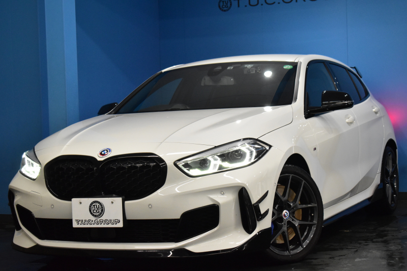 BMW 1シリーズ M135i xDrive ｽﾄﾘｰﾄﾚｰｻｰ 40台限定車 新車保証R7年8月迄 Mperformanceﾊﾟｰﾂ 4WD 可変ｻｽﾍﾟﾝｼｮﾝ Mｽﾎﾟｰﾂﾌﾞﾚｰｷ ACC BMWﾗｲﾌﾞｺｯｸﾋﾟｯﾄ ﾋｰﾀｰ付ｱﾙｶﾝﾀｰﾗｺﾝﾋﾞｽﾎﾟｰﾂｼｰﾄ ﾀｯﾁﾊﾟﾈﾙﾅﾋﾞ ｱｯﾌﾟﾙｶｰﾌﾟﾚｲ LEDﾍｯﾄﾞﾗｲﾄ 2年保証