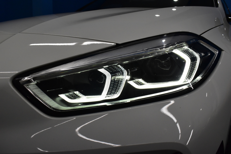 BMW 1シリーズ M135i xDrive ｽﾄﾘｰﾄﾚｰｻｰ 40台限定車 新車保証R7年8月迄 Mperformanceﾊﾟｰﾂ 4WD 可変ｻｽﾍﾟﾝｼｮﾝ Mｽﾎﾟｰﾂﾌﾞﾚｰｷ ACC BMWﾗｲﾌﾞｺｯｸﾋﾟｯﾄ ﾋｰﾀｰ付ｱﾙｶﾝﾀｰﾗｺﾝﾋﾞｽﾎﾟｰﾂｼｰﾄ ﾀｯﾁﾊﾟﾈﾙﾅﾋﾞ ｱｯﾌﾟﾙｶｰﾌﾟﾚｲ LEDﾍｯﾄﾞﾗｲﾄ 2年保証