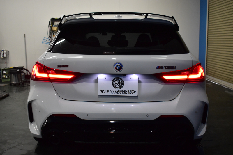 BMW 1シリーズ M135i xDrive ｽﾄﾘｰﾄﾚｰｻｰ 40台限定車 新車保証R7年8月迄 Mperformanceﾊﾟｰﾂ 4WD 可変ｻｽﾍﾟﾝｼｮﾝ Mｽﾎﾟｰﾂﾌﾞﾚｰｷ ACC BMWﾗｲﾌﾞｺｯｸﾋﾟｯﾄ ﾋｰﾀｰ付ｱﾙｶﾝﾀｰﾗｺﾝﾋﾞｽﾎﾟｰﾂｼｰﾄ ﾀｯﾁﾊﾟﾈﾙﾅﾋﾞ ｱｯﾌﾟﾙｶｰﾌﾟﾚｲ LEDﾍｯﾄﾞﾗｲﾄ 2年保証