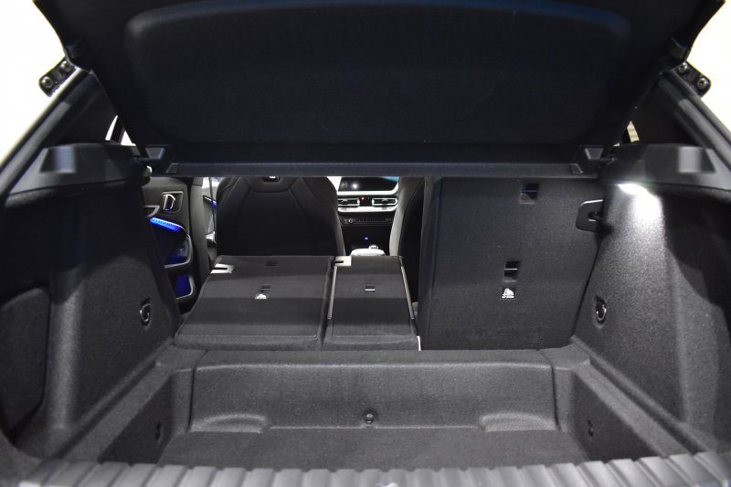 BMW 1シリーズ M135i xDrive ｽﾄﾘｰﾄﾚｰｻｰ 40台限定車 新車保証R7年8月迄 Mperformanceﾊﾟｰﾂ 4WD 可変ｻｽﾍﾟﾝｼｮﾝ Mｽﾎﾟｰﾂﾌﾞﾚｰｷ ACC BMWﾗｲﾌﾞｺｯｸﾋﾟｯﾄ ﾋｰﾀｰ付ｱﾙｶﾝﾀｰﾗｺﾝﾋﾞｽﾎﾟｰﾂｼｰﾄ ﾀｯﾁﾊﾟﾈﾙﾅﾋﾞ ｱｯﾌﾟﾙｶｰﾌﾟﾚｲ LEDﾍｯﾄﾞﾗｲﾄ 2年保証