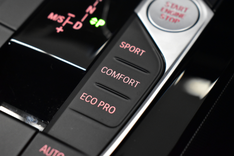 BMW 1シリーズ M135i xDrive ｽﾄﾘｰﾄﾚｰｻｰ 40台限定車 新車保証R7年8月迄 Mperformanceﾊﾟｰﾂ 4WD 可変ｻｽﾍﾟﾝｼｮﾝ Mｽﾎﾟｰﾂﾌﾞﾚｰｷ ACC BMWﾗｲﾌﾞｺｯｸﾋﾟｯﾄ ﾋｰﾀｰ付ｱﾙｶﾝﾀｰﾗｺﾝﾋﾞｽﾎﾟｰﾂｼｰﾄ ﾀｯﾁﾊﾟﾈﾙﾅﾋﾞ ｱｯﾌﾟﾙｶｰﾌﾟﾚｲ LEDﾍｯﾄﾞﾗｲﾄ 2年保証