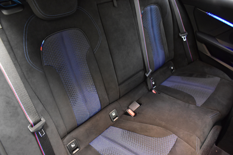 BMW 1シリーズ M135i xDrive ｽﾄﾘｰﾄﾚｰｻｰ 40台限定車 新車保証R7年8月迄 Mperformanceﾊﾟｰﾂ 4WD 可変ｻｽﾍﾟﾝｼｮﾝ Mｽﾎﾟｰﾂﾌﾞﾚｰｷ ACC BMWﾗｲﾌﾞｺｯｸﾋﾟｯﾄ ﾋｰﾀｰ付ｱﾙｶﾝﾀｰﾗｺﾝﾋﾞｽﾎﾟｰﾂｼｰﾄ ﾀｯﾁﾊﾟﾈﾙﾅﾋﾞ ｱｯﾌﾟﾙｶｰﾌﾟﾚｲ LEDﾍｯﾄﾞﾗｲﾄ 2年保証