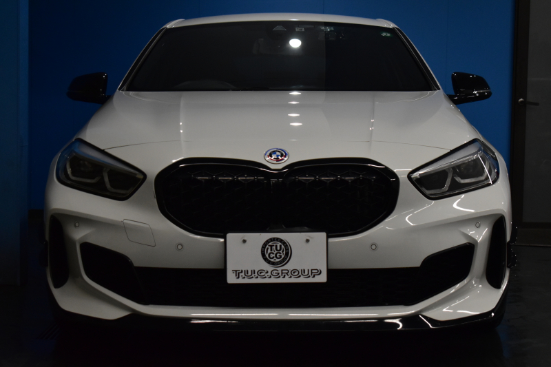 BMW 1シリーズ M135i xDrive ｽﾄﾘｰﾄﾚｰｻｰ 40台限定車 新車保証R7年8月迄 Mperformanceﾊﾟｰﾂ 4WD 可変ｻｽﾍﾟﾝｼｮﾝ Mｽﾎﾟｰﾂﾌﾞﾚｰｷ ACC BMWﾗｲﾌﾞｺｯｸﾋﾟｯﾄ ﾋｰﾀｰ付ｱﾙｶﾝﾀｰﾗｺﾝﾋﾞｽﾎﾟｰﾂｼｰﾄ ﾀｯﾁﾊﾟﾈﾙﾅﾋﾞ ｱｯﾌﾟﾙｶｰﾌﾟﾚｲ LEDﾍｯﾄﾞﾗｲﾄ 2年保証