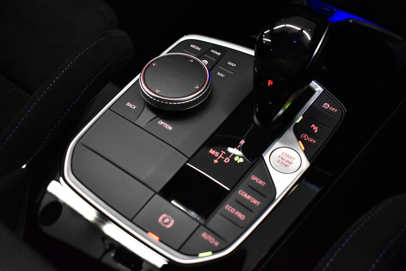 BMW 1シリーズ M135i xDrive ｽﾄﾘｰﾄﾚｰｻｰ 40台限定車 新車保証R7年8月迄 Mperformanceﾊﾟｰﾂ 4WD 可変ｻｽﾍﾟﾝｼｮﾝ Mｽﾎﾟｰﾂﾌﾞﾚｰｷ ACC BMWﾗｲﾌﾞｺｯｸﾋﾟｯﾄ ﾋｰﾀｰ付ｱﾙｶﾝﾀｰﾗｺﾝﾋﾞｽﾎﾟｰﾂｼｰﾄ ﾀｯﾁﾊﾟﾈﾙﾅﾋﾞ ｱｯﾌﾟﾙｶｰﾌﾟﾚｲ LEDﾍｯﾄﾞﾗｲﾄ 2年保証