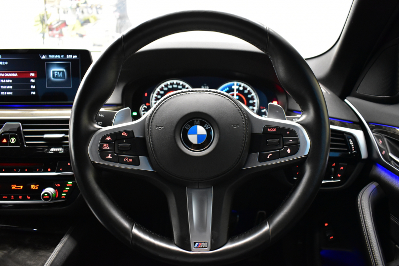 BMW 5シリーズ 530e Mｽﾎﾟｰﾂ PHEV ｻﾝﾙｰﾌ ﾊｲﾗｲﾝP 全席ﾋｰﾀｰ付黒革 Mｽﾎﾟｰﾂﾌﾞﾚｰｷ LEDﾍｯﾄﾞﾗｲﾄ ACC HUD 車線変更&逸脱&歩行者警告 衝突軽減B ｼﾞｪｽﾁｬｰC付ﾀｯﾁﾊﾟﾈﾙHDDﾅﾋﾞﾌﾙｾｸﾞ 全周囲ｶﾒﾗ3Dﾋﾞｭｰ 液晶ﾒｰﾀｰ 電動ﾄﾗﾝｸ 19AW 2年保証