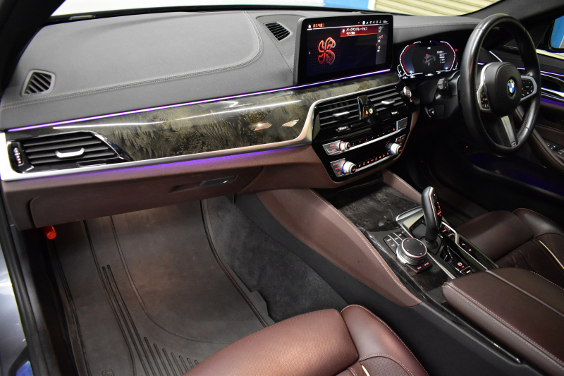 BMW 5シリーズ 523d ﾂｰﾘﾝｸﾞ Xﾄﾞﾗｲﾌﾞ Mｽﾎﾟｰﾂ ｴﾃﾞｨｼｮﾝｼﾞｮｲ+ LCI後期 4WD ｴｸｽｸﾙｰｼﾌﾞﾅｯﾊﾟﾚｻﾞｰP ｲﾉﾍﾞｰｼｮﾝP Fﾍﾞﾝﾁ＆全席ﾋｰﾀｰ&ｴｸｽｸﾙｰｼﾌﾞﾅｯﾊﾟ茶革 新ﾃﾞｻﾞｲﾝﾚｰｻﾞｰLEDﾍｯﾄﾞﾗｲﾄ HUD  ﾗｲﾌﾞｺｸﾋﾟｯﾄ ACC HUD LCW 3Dﾋﾞｭｰ ﾌﾙｾｸﾞ 2年保証