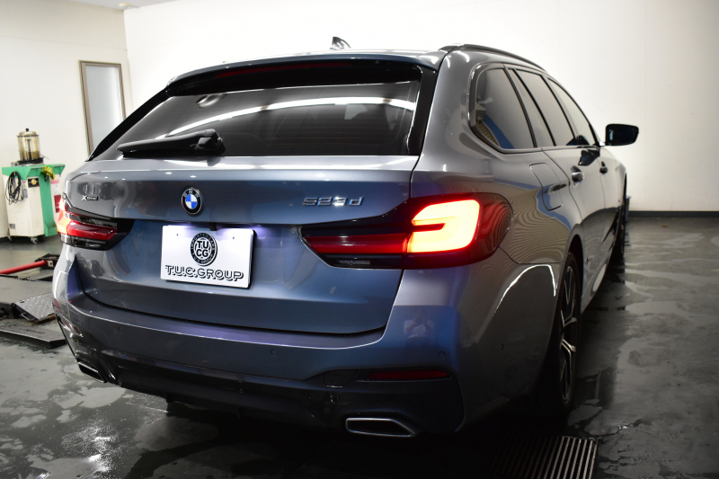 BMW 5シリーズ 523d ﾂｰﾘﾝｸﾞ Xﾄﾞﾗｲﾌﾞ Mｽﾎﾟｰﾂ ｴﾃﾞｨｼｮﾝｼﾞｮｲ+ LCI後期 4WD ｴｸｽｸﾙｰｼﾌﾞﾅｯﾊﾟﾚｻﾞｰP ｲﾉﾍﾞｰｼｮﾝP Fﾍﾞﾝﾁ＆全席ﾋｰﾀｰ&ｴｸｽｸﾙｰｼﾌﾞﾅｯﾊﾟ茶革 新ﾃﾞｻﾞｲﾝﾚｰｻﾞｰLEDﾍｯﾄﾞﾗｲﾄ HUD  ﾗｲﾌﾞｺｸﾋﾟｯﾄ ACC HUD LCW 3Dﾋﾞｭｰ ﾌﾙｾｸﾞ 2年保証