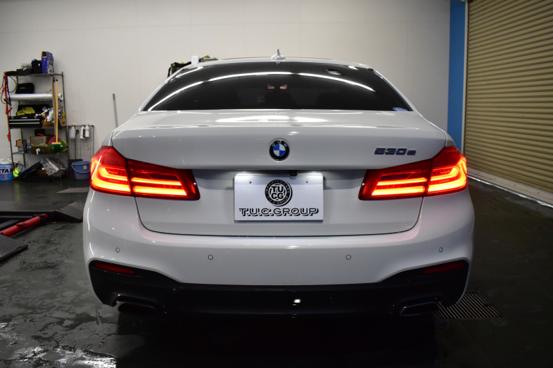 BMW 5シリーズ 530e Mｽﾎﾟｰﾂ PHEV ｻﾝR ｲﾉﾍﾞｰｼｮﾝ&ﾊｲﾗｲﾝP 変更後全面液晶ﾒｰﾀｰ 4ｿﾞｰﾝAC 全席ﾋｰﾀｰ付黒革 Mｽﾎﾟｰﾂﾌﾞﾚｰｷ LEDﾍｯﾄﾞﾗｲﾄ ACC HUD LCW ﾊｰﾏﾝｶｰﾄﾞﾝ  ｼﾞｪｽﾁｬｰC付ﾀｯﾁﾊﾟﾈﾙHDDﾅﾋﾞﾌﾙｾｸﾞ 全周ｶﾒﾗ3Dﾋﾞｭｰ 電動ﾄﾗﾝｸ 19AW ﾜｲﾔﾚｽ充電 2年保証