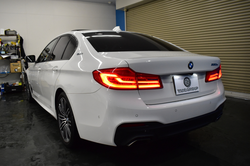 BMW 5シリーズ 530e Mｽﾎﾟｰﾂ PHEV ｻﾝR ｲﾉﾍﾞｰｼｮﾝ&ﾊｲﾗｲﾝP 変更後全面液晶ﾒｰﾀｰ 4ｿﾞｰﾝAC 全席ﾋｰﾀｰ付黒革 Mｽﾎﾟｰﾂﾌﾞﾚｰｷ LEDﾍｯﾄﾞﾗｲﾄ ACC HUD LCW ﾊｰﾏﾝｶｰﾄﾞﾝ  ｼﾞｪｽﾁｬｰC付ﾀｯﾁﾊﾟﾈﾙHDDﾅﾋﾞﾌﾙｾｸﾞ 全周ｶﾒﾗ3Dﾋﾞｭｰ 電動ﾄﾗﾝｸ 19AW ﾜｲﾔﾚｽ充電 2年保証