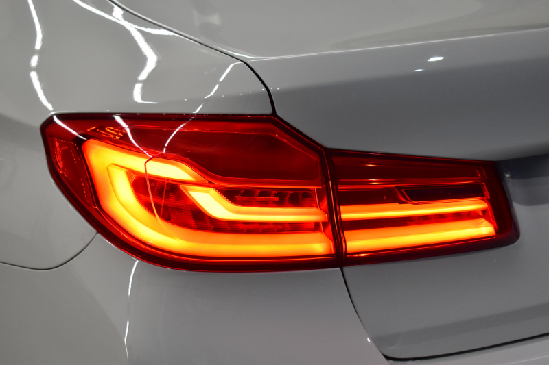 BMW 5シリーズ 530e Mｽﾎﾟｰﾂ PHEV ｻﾝR ｲﾉﾍﾞｰｼｮﾝ&ﾊｲﾗｲﾝP 変更後全面液晶ﾒｰﾀｰ 4ｿﾞｰﾝAC 全席ﾋｰﾀｰ付黒革 Mｽﾎﾟｰﾂﾌﾞﾚｰｷ LEDﾍｯﾄﾞﾗｲﾄ ACC HUD LCW ﾊｰﾏﾝｶｰﾄﾞﾝ  ｼﾞｪｽﾁｬｰC付ﾀｯﾁﾊﾟﾈﾙHDDﾅﾋﾞﾌﾙｾｸﾞ 全周ｶﾒﾗ3Dﾋﾞｭｰ 電動ﾄﾗﾝｸ 19AW ﾜｲﾔﾚｽ充電 2年保証