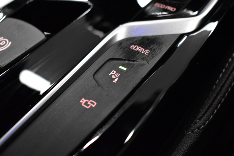 BMW 5シリーズ 530e Mｽﾎﾟｰﾂ PHEV ｻﾝR ｲﾉﾍﾞｰｼｮﾝ&ﾊｲﾗｲﾝP 変更後全面液晶ﾒｰﾀｰ 4ｿﾞｰﾝAC 全席ﾋｰﾀｰ付黒革 Mｽﾎﾟｰﾂﾌﾞﾚｰｷ LEDﾍｯﾄﾞﾗｲﾄ ACC HUD LCW ﾊｰﾏﾝｶｰﾄﾞﾝ  ｼﾞｪｽﾁｬｰC付ﾀｯﾁﾊﾟﾈﾙHDDﾅﾋﾞﾌﾙｾｸﾞ 全周ｶﾒﾗ3Dﾋﾞｭｰ 電動ﾄﾗﾝｸ 19AW ﾜｲﾔﾚｽ充電 2年保証